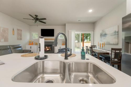 廚房, The Rose Retreat - Walk to the Broken Arrow Rose District in 斷箭市