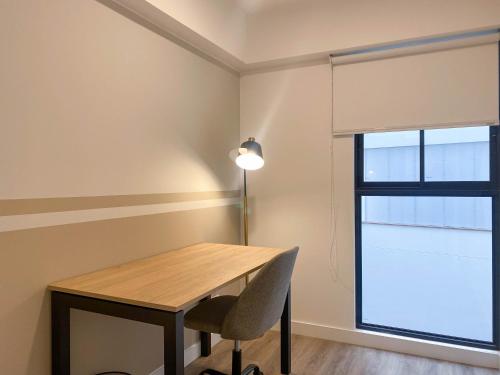Deluxe One-Bedroom Apartment image 9