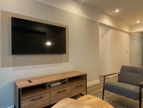 Deluxe One-Bedroom Apartment image 10