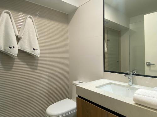 Deluxe One-Bedroom Apartment image 4