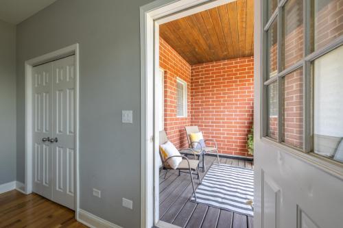 Balcony/terrace, Kenwood Apartments, Downtown Hyde Park in Woodlawn