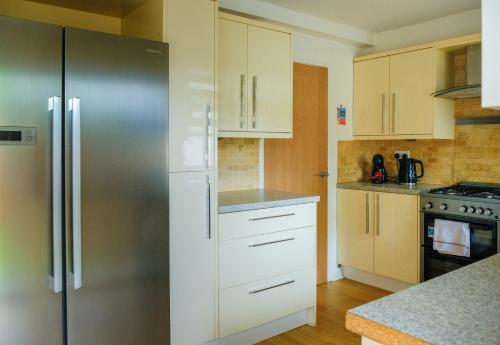 Register House Family or Contractor 4bed with Garden Driveway in Orbiston