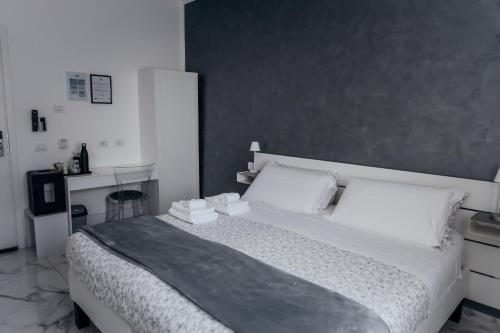 Double or Twin Room image 9