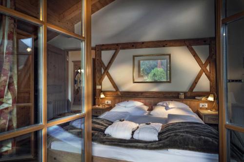 1 king bed, 1 sofa bed