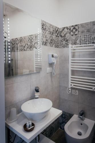 Deluxe Double Room with Extra Bed image 1