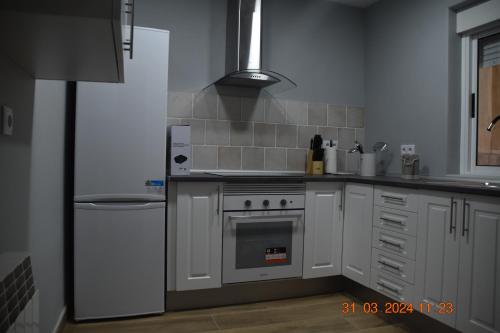 virtuve, Casa Rural LA MIELGUERA in Villalkasar De Sirga