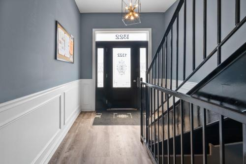 Entrance, Kenwood Apartments, Downtown Hyde Park in Woodlawn