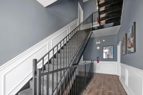 Entrance, Kenwood Apartments, Downtown Hyde Park in Woodlawn
