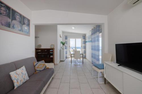 One-Bedroom Apartment image 2