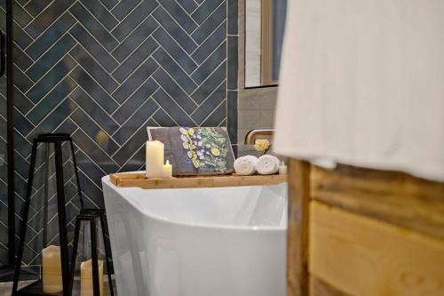 Modern Chic Design - Dreamy Couples Cabin! Hot Tub