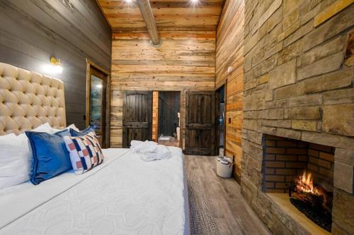 Modern Chic Design - Dreamy Couples Cabin! Hot Tub