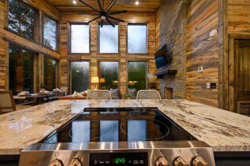 Modern Chic Design - Dreamy Couples Cabin! Hot Tub