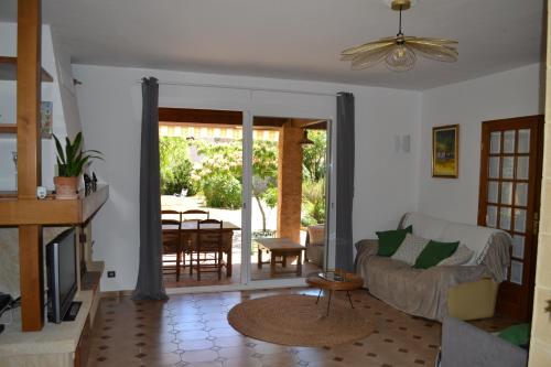 Maison rénovée avec terrasse privative et jardin au centre de Gemenos (Maison renovee avec terrasse privative et jardin au centre de Gemenos) in Gemenos
