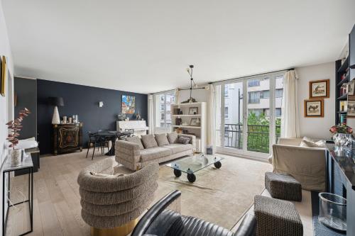 Veeve - Thoroughly Modern Maison