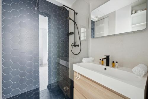 Veeve - Thoroughly Modern Maison - main image
