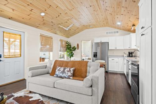 The Lodges at Eden Reserve -- Cabins Near Ark in Williamstown, USA