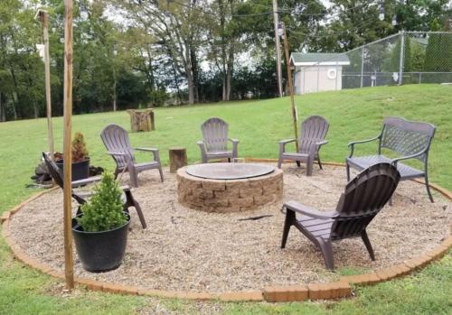 Charming Inn w Gorgeous Views Crooked Creek 2 Queens and Kitchen in イェルビル