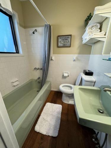 Charming Inn w Gorgeous Views Crooked Creek 2 Queens and Kitchen in イェルビル