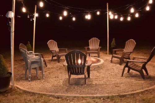 Charming Inn w Gorgeous Views Crooked Creek 2 Queens and Kitchen in イェルビル