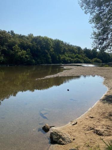 Charming Inn w Gorgeous Views Crooked Creek 2 Queens and Kitchen in イェルビル