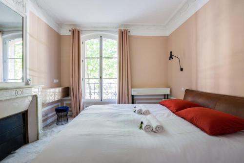GuestReady - Grand Family Home near The Eiffel Tower - image 12