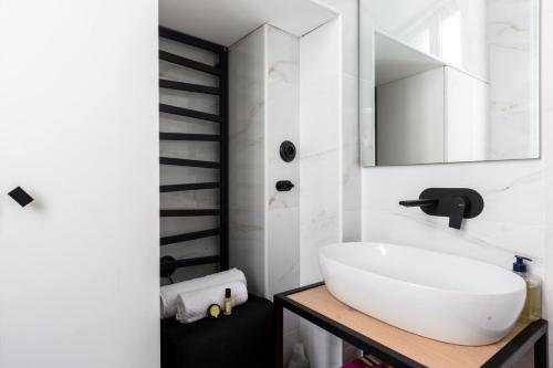 GuestReady - Grand Family Home near The Eiffel Tower - image 7