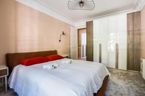 GuestReady - Grand Family Home near The Eiffel Tower - image 10