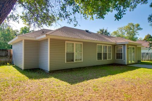 Cozy Brunswick Home 13 Mi to St Simons Island!