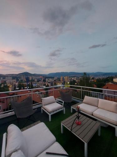 Modern Top Floor Apartment with Private Rooftop Terrace