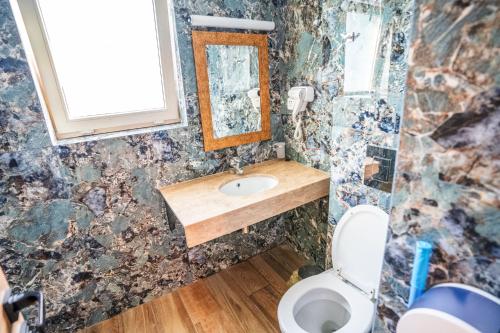 One-Bedroom Apartment image 9