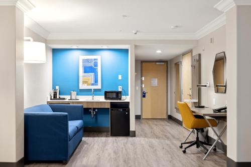 Holiday Inn Express Hotel & Suites Vacaville an IHG Hotel - image 2