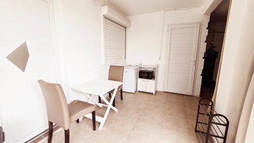 ห้องครัว, Le Paradis des Petits Voyageurs (Le Paradis des Petits Voyageurs - Maison d'Hotes comprenant 1 Chambre et 1 Tente independants a 2km ) in เลอ ยามัน
