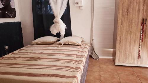Le Paradis des Petits Voyageurs (Le Paradis des Petits Voyageurs - Maison d'Hotes comprenant 1 Chambre et 1 Tente independants a 2km ) in เลอ ยามัน