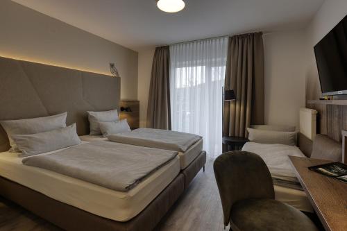 1 queen bed, 1 twin bed