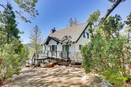 Lake Arrowhead Cabin w/ Hot Tub & Mountain Views!