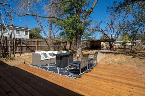 BlueBonnet Bungalow - Hot Tub & Fire Pit in Fredericksburg, USA