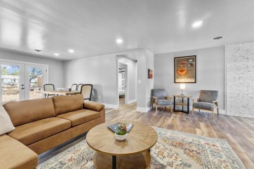 BlueBonnet Bungalow - Hot Tub & Fire Pit in Fredericksburg, USA