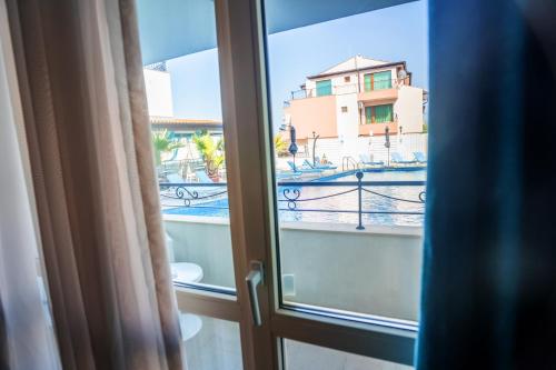 Triple Room with Balcony image 3