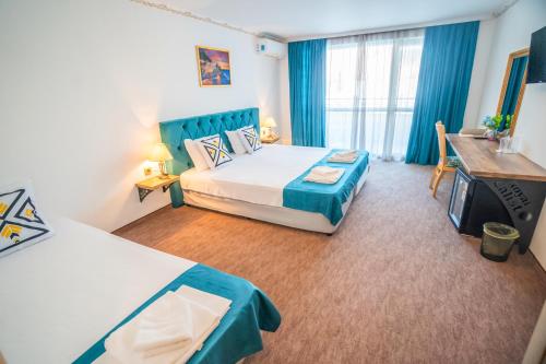 Triple Room with Balcony image 9