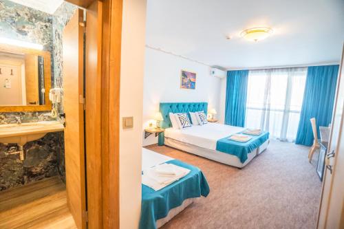 Triple Room with Balcony image 10