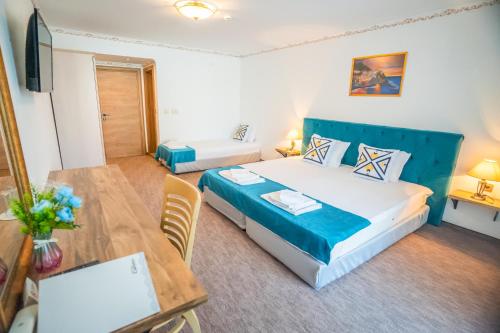 Triple Room with Balcony image 8