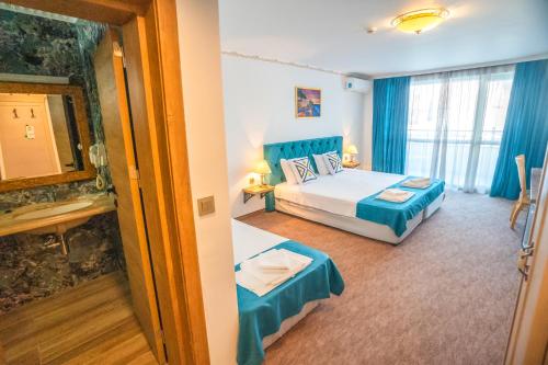 Triple Room with Balcony image 6