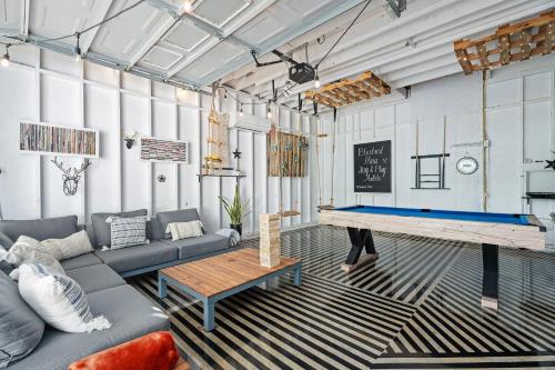 Bluebird Haus - Game Room & Hot Tub in Fredericksburg, USA