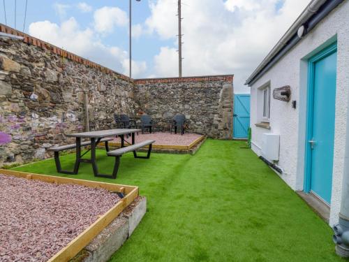 A szálláshely kívülről, 2 College Bounds in Broadsea