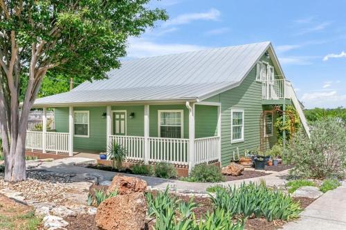 Howdy Haus - Pool Hot Tub Game Room & Glam Room in Fredericksburg, USA