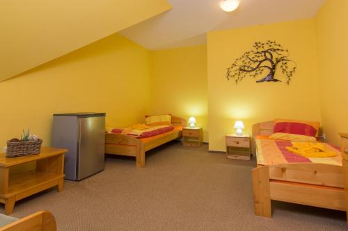 1 king bed, 2 twin beds