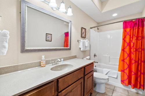 Newly Renovated, Free SDC tickets, Gated Community, Hot Tub, Air Hockey, Foosball, Board Games!