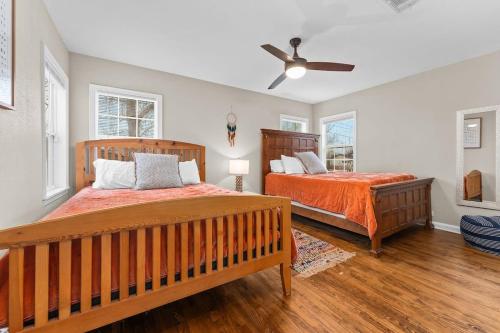 Longhorn Lodge - Fire Pit & Hot Tub in Fredericksburg, USA
