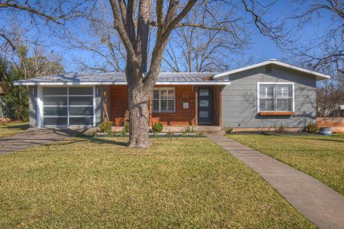 Mulberry Haus - Fire Pit & Close to Main St in Fredericksburg, USA