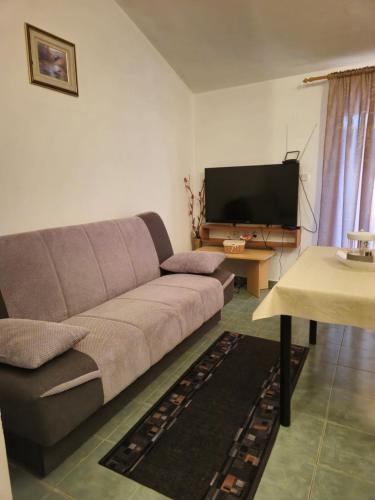 1 queen bed, 1 sofa bed